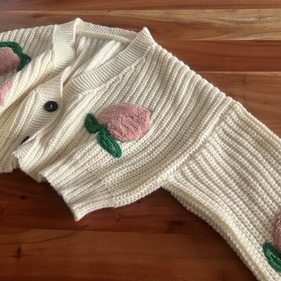Hand knit Loose Cropped Cardigan Sweater with 3D Fuzzy Peaches women’s med/lrg - Picture 11 of 14